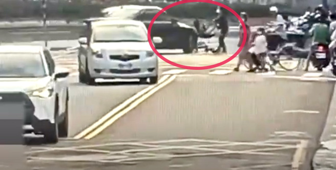 百萬轎車撞娃娃車 2歲童腦震盪駕駛辯稱不知碰撞