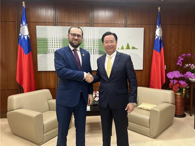 外交部長吳釗燮（右）接見捷克政府烏克蘭重建事務特使柯白契尼(外交部提供)