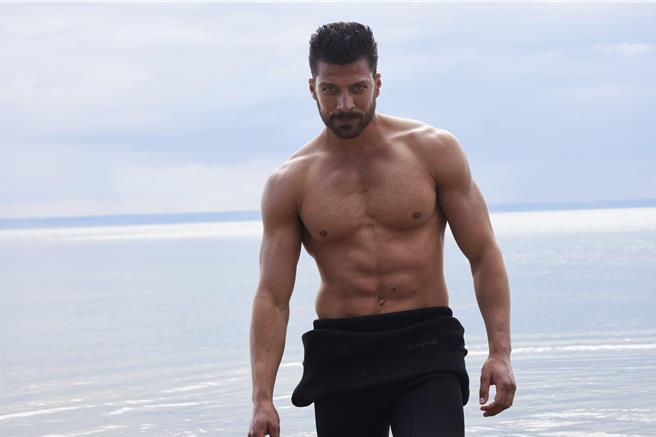 西蒙苏西纳在《禁锢之欲》大展6块肌，与母女檔3人行。（天马行空提供）