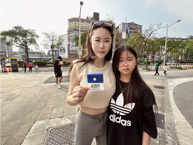 安晨妤帶女兒一同撿菸蒂做公益。（固力狗提供）