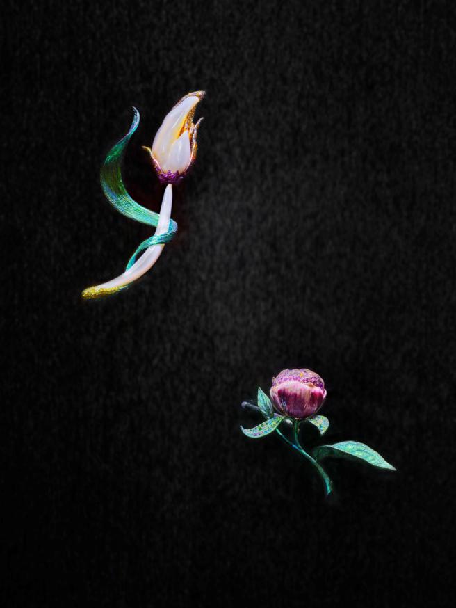 ANNA HU的「漫舞飛天鬱香胸針」與「紫霞飛天牡丹胸針」。（ANNA HU提供)