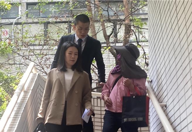 台中5亿赖姓高中生命案18日再度开庭，法官传赖母（前排右）作证，赖母坚称儿子「喜欢」女生，还曾拿所追求女同学照片给她看。（陈淑芬摄）