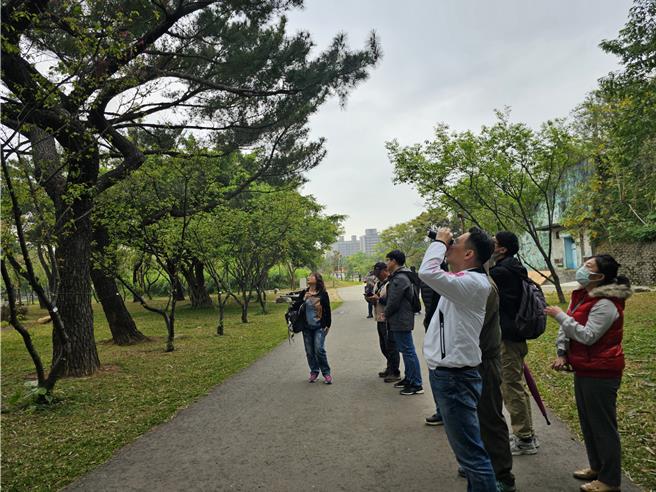 桃園市副市長蘇俊賓15日率領市政府相關單位與桃園市野鳥學會一同前往大湳森林公園。（桃園市政府提供）