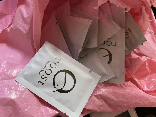 花莲吉安乡某知名休閒麻将馆竟是新兴毒品的吸食及贩售毒窟，且主嫌还特别利用润髮乳包装掩饰咖啡。（花莲县警局提供／罗亦晽花莲传真）