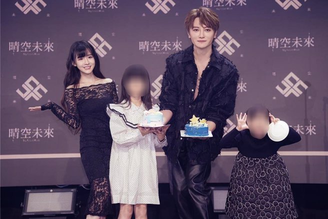 阿沁日前带老婆小孩出席记者会。（翻摄阿沁脸书）