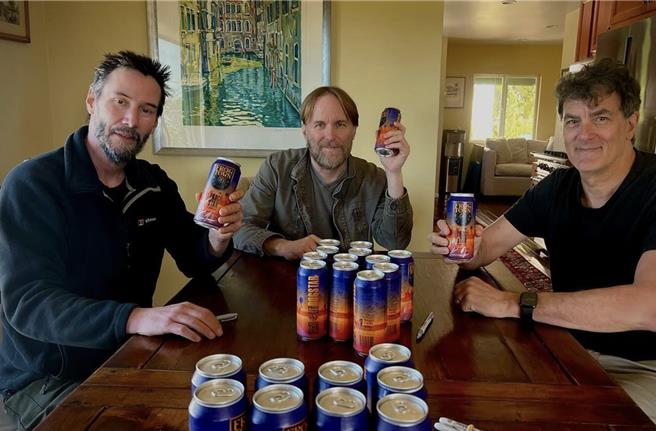 基努李维（左）与乐团成员近期合影，新造型收穫满满支持。（摘自instagram@dogstarband）