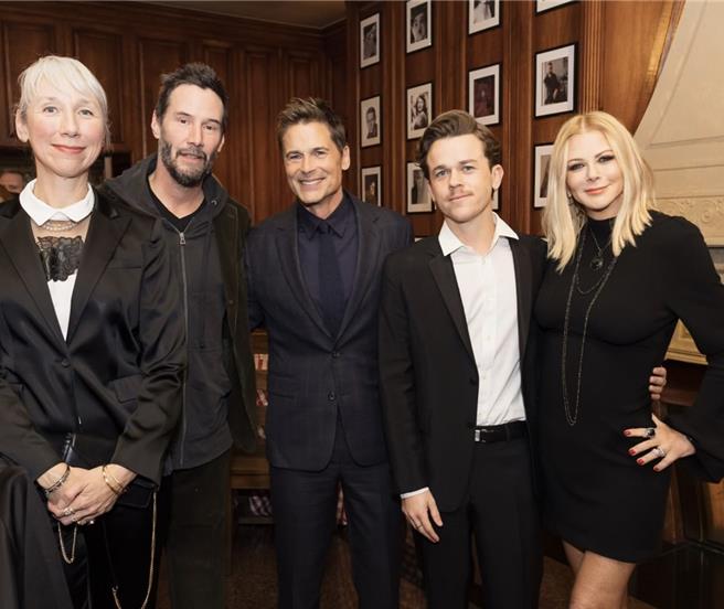 亚莉珊德葛兰特（左起）、基努李维近日与朋友聚会，低调放闪。（摘自instagram@sheryllowejewelry）