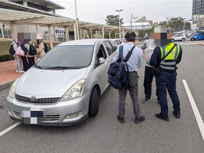 苗栗監理站查獲白牌車。（民眾提供／李京昇苗栗傳真）