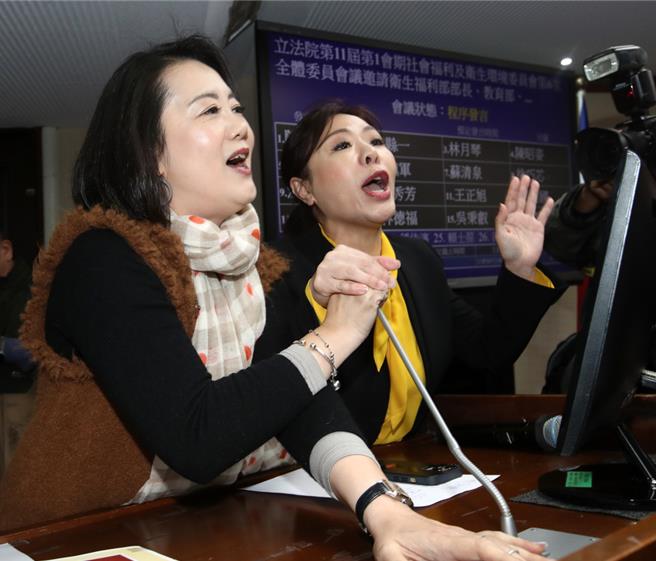 立法院社会福利及卫生环境委员会18日邀请卫福部长薛瑞元、教育部、法务部、内政部警政署就「社会安全网推动情形及策进作为」进行专题报告，会议一开始，蓝、绿立委为了开会问题发生争执，国民党立委李彦秀（右）与民进党立委吴思瑶（左）一度争抢质询台的麦克风。（刘宗龙摄）
