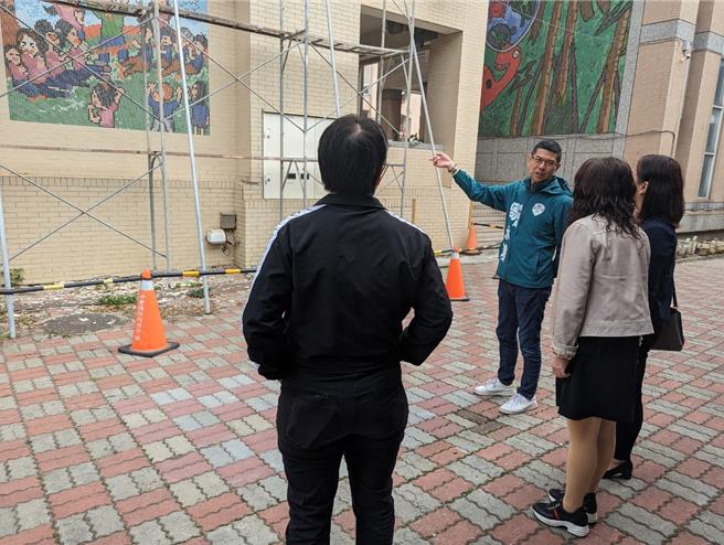 圳堵國小大樓外牆磁磚嚴重剝落，對師生安全造成威脅。（周永鴻服務處提供）