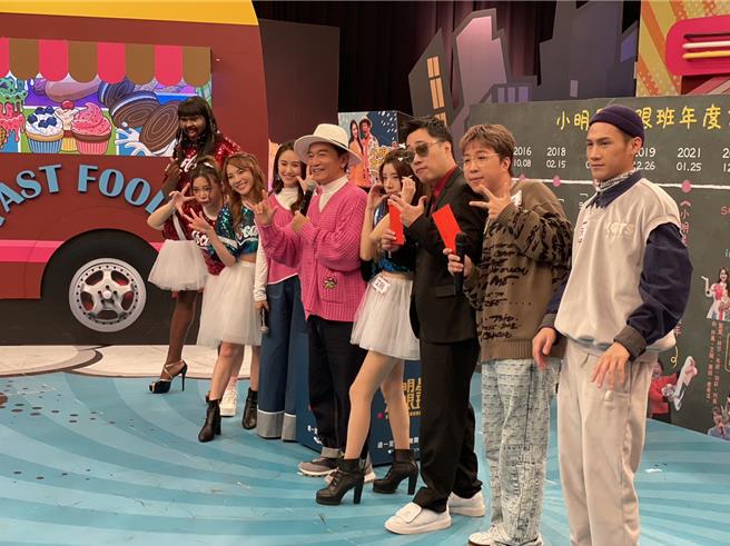 吳宗憲（中）現身《小明星大跟班》棚內。（謝佩樺攝）