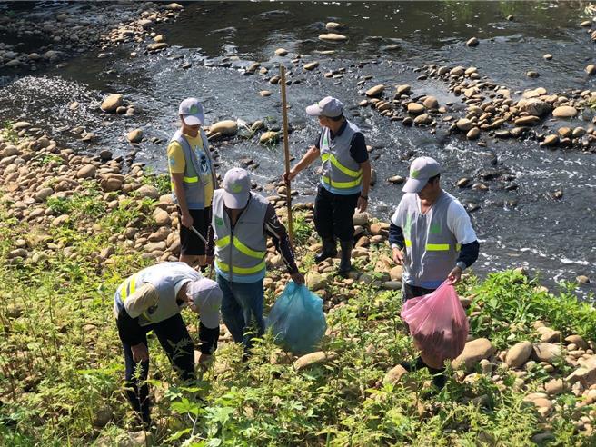 桃園市水環境巡守志工人數高達3500人，總維護的河川及海岸環境遍布本市12處行政區，累計巡守河川圳路及海岸線總長約191公里。（桃園市環保局提供／姜霏桃園傳真）