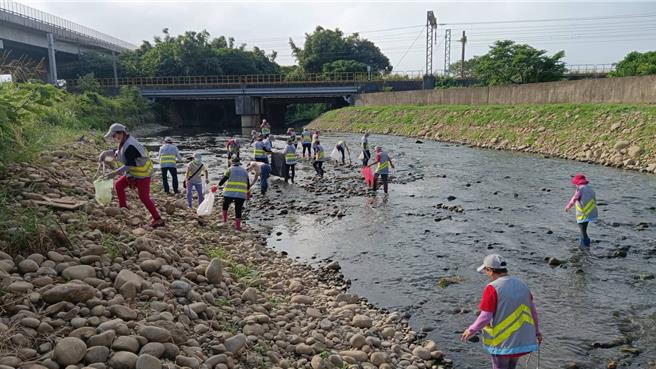水環境及海岸巡護志工所認養的水體環境種類非常多元，依水體類型及任務可分為水環境巡守隊及淨海志工團隊，小至農田灌溉渠道、埤塘，大至河流、出海口、海岸及近海。（桃園市環保局提供／姜霏桃園傳真）