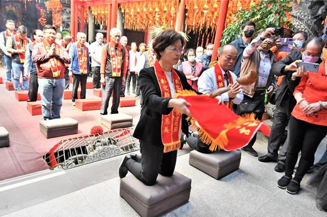 彰化县长王惠美18日在员林福寧宫掷筊请示13尊妈祖，被赐予5圣筊择定今年彰化县妈祖祈福文化节举办吉日为9月27日至9月29日等3天。（彰化县政府提供／孙英哲彰化传真）