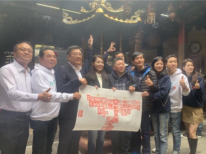 「看到靈魂的那隻眼，師公」導演王重正（左五），18日帶著劇組人員至新竹市竹蓮寺參香祈福，包括市長高虹安（左四）、竹蓮寺主委許修睿（左三）等人都陪同並大力支持這部分國片。（陳育賢攝）