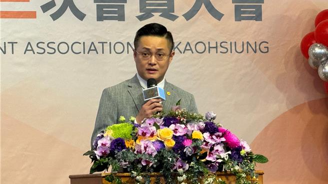 高雄市不动产开发商业同业公会理事长陆照廷指出，政府下重手打房，但购屋需求未减，房价仍持续高涨，而高雄房价并非空穴来风炒作出来的，市府积极招商引资，「让台积电落脚高雄从传说变成事实」。（柯宗纬摄）