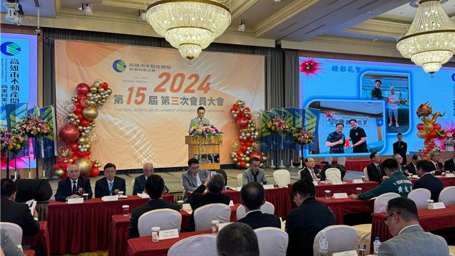 今年适逢高雄市不动产开发商业同业公会成立48周年，拥有会员公司698家、会员代表1812人，会员及嘉宾出席踊跃。（柯宗纬摄）