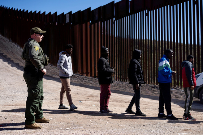 美國邊境巡邏隊日前抓獲一名悄悄潛入美墨邊境的真主黨恐怖份子，他聲稱進入美國後將「嘗試製造炸彈」，目的地是紐約。圖為準備從亞利桑那州邊境入境美國的移民。（資料照／路透社）