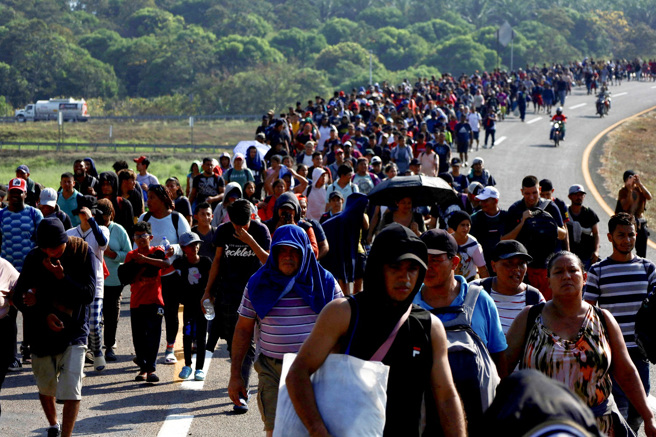 圖為1月在墨西科南部城鎮維斯特拉（Huixtla）步行前往美墨邊境的移民。（資料照／路透社）