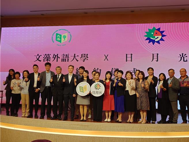 文藻外与大学携手日月光公司签属产学合作，让文组学生有机会涉足高科技产业。（任义宇摄）