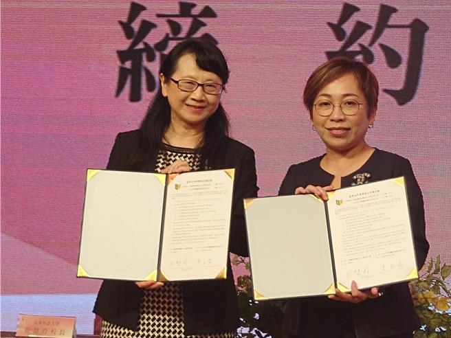 文藻外语大学校长庄慧玲、日月光集团高雄厂人资副总经理李叔霞签属产学合作契约，希望借助文藻语言人才专业，为高科技产业尽一分心力。（任义宇摄）