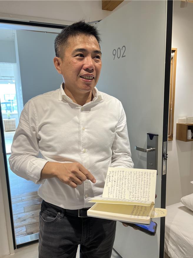 路得行旅老板、市集主理人张嘉峰在馆内推动「RoomRoom市集」，盼打造共好、共享、共感空间。（林欣仪摄）