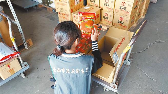 台南市衛生局持續查核下架含蘇丹紅的問題產品。（台南市政府提供／曹婷婷台南傳真）