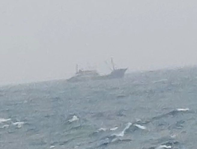 今（18）日又傳出有大陸漁船越界拖網，甚至在漁船兩側裝設防登檢鐵桿。（海巡提供）