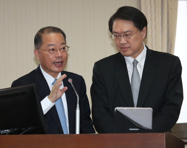 内政部长林右昌（右）与警政署长黄明昭（左）18日前往立法院备询。（陈君玮摄）