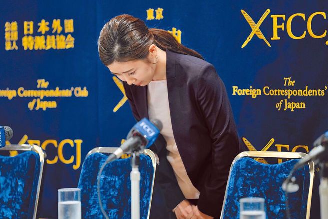 福原爱15日在日本东京举行国际记者会，3度鞠躬致歉。（美联社）
