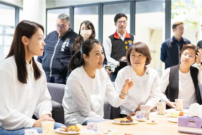 南投县长许淑华感谢台中市长卢秀燕邀她加入「女力治理平台」，去年卡努风灾即时获得协助。（南投县政府提供／杨静茹南投传真）