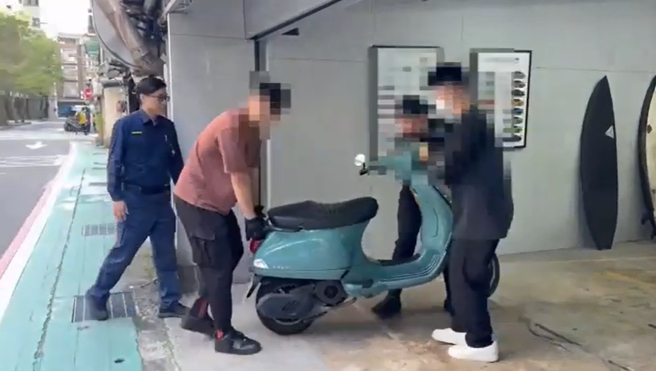 在警方见证陪同下，王阳明公司3名壮丁，将乱停的机车，移至路边停车格。（翻摄画面）