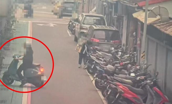 女骑士将机车停入王阳明的公司车库后失联。（翻摄画面）