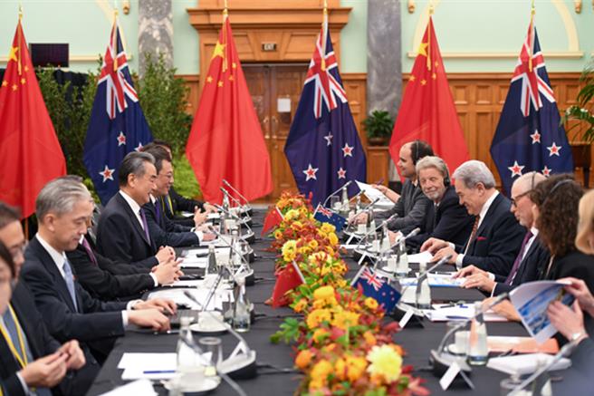 大陆外交部长王毅18日与纽西兰外长皮特斯举行会谈。（图／取自大陆外交部官网）