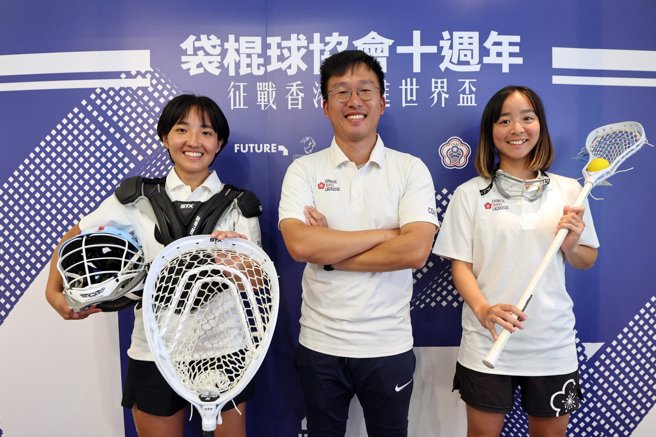 袋棍球在台推廣10周年，中華台北女子袋棍球代表隊拾起球桿邀請大家共同體驗袋棍球的樂趣。(中華民國袋棍球運動協會提供)