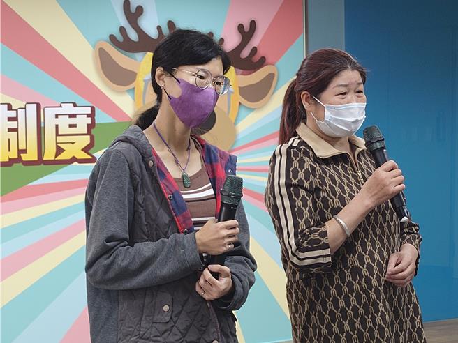 机车驾训班学员上台分享上课好处，骑车上路更有自信也更安全。（任义宇摄）