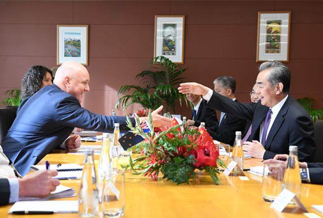 大陆外交部长王毅（右）18日与纽西兰总理卢克森（左）举行会见。（图／取自大陆外交部官网）