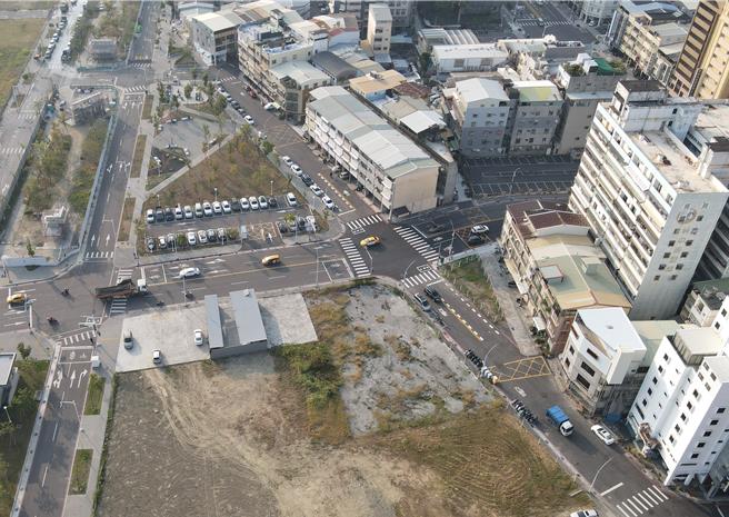 高雄市地政局上周公告标售12标12笔建地吸引不少建商洽询，却在今天宣布因中央政策暂停。（地政局提供／任义宇高雄传真）