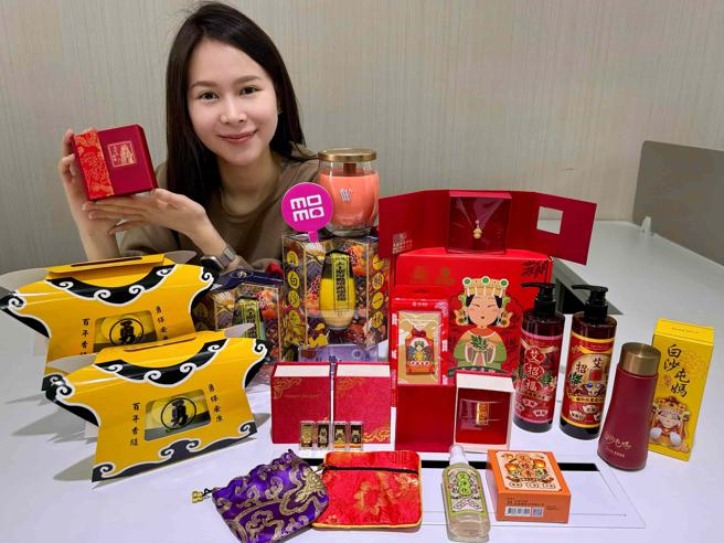 momo 购物网3月至今，妈祖周边销售比去年同期成长超过两成，其中以授权金条、质感日用选品及妈祖联名美食为铁粉收藏保值的首选。（momo购物提供／古明弘台北传真）