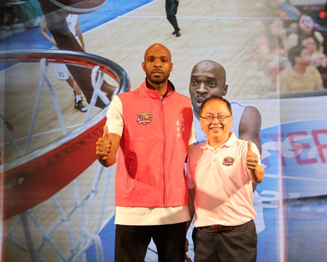 戴维斯（左）连续第二年担任国小篮球推广大使。（国小体总提供）