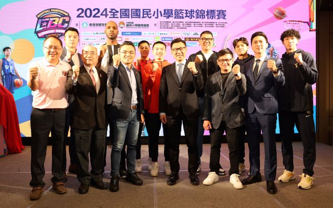 全国小学篮球锦标赛即将于3月23日于双北市开打，PLG桃园璞园领航猿副领队兼发言人陈信安（后排左1）、中华男篮首位归化好手戴维斯（后排左2）出席力挺。(国小体总提供)