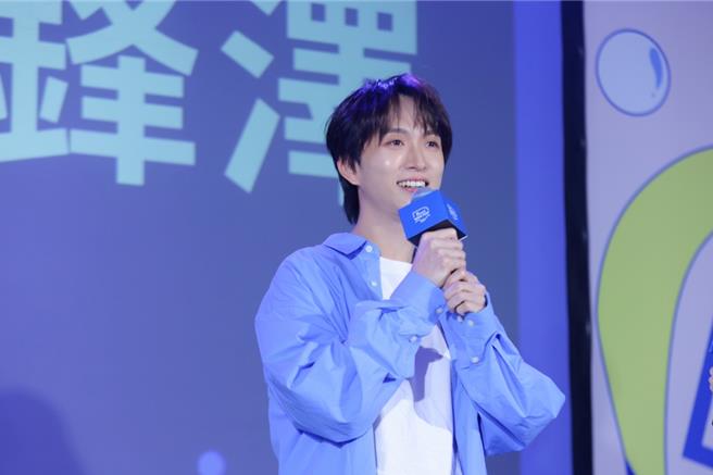 邱鋒澤受邀擔任「Dcard Wave Fest」頒獎典禮頒獎人。（Dcard提供）