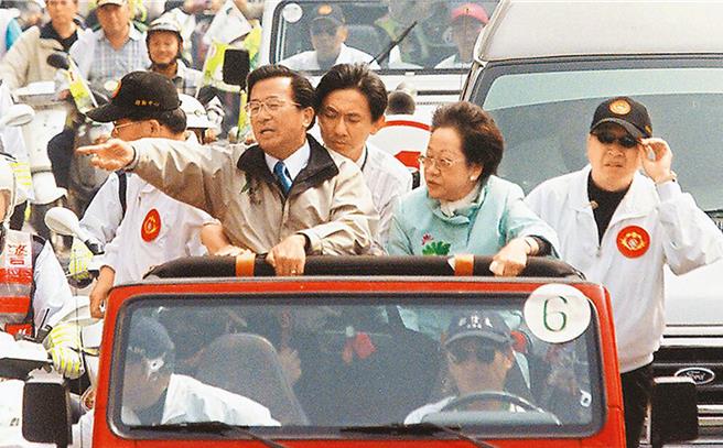 前总统陈水扁（左）与前副总统吕秀莲（右）2004年3月19日在台南市遇袭，搭乘的吉普车挡风玻璃左下角，清晰弹孔可见。（本报资料照片）