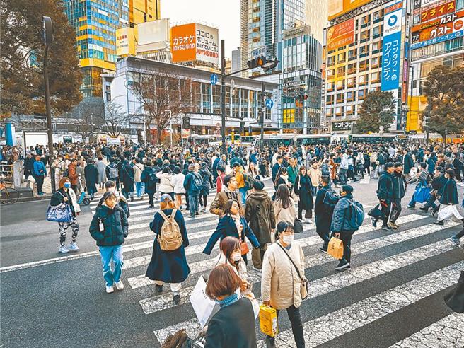 日本央行預計將在19日結束自2007年以來施行10多年的負利率政策。圖為人來人往的日本涉谷鬧市。（中新社）