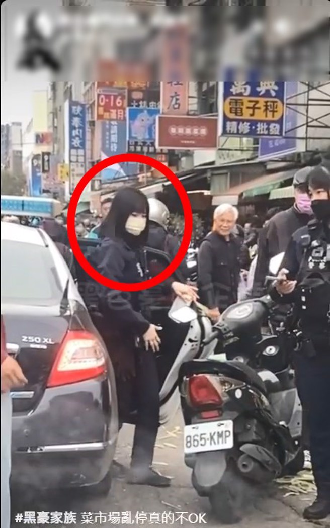 網友紛紛跪求短髮女警的IG跟臉書。（翻攝臉書黑色豪門企業）