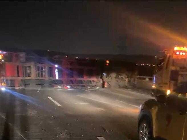 中山高速公路北向191公里彰化系統路段，18日晚間發生聯結車翻車事故，肇事車輛占據全車道。（民眾提供／孫英哲彰化傳真）