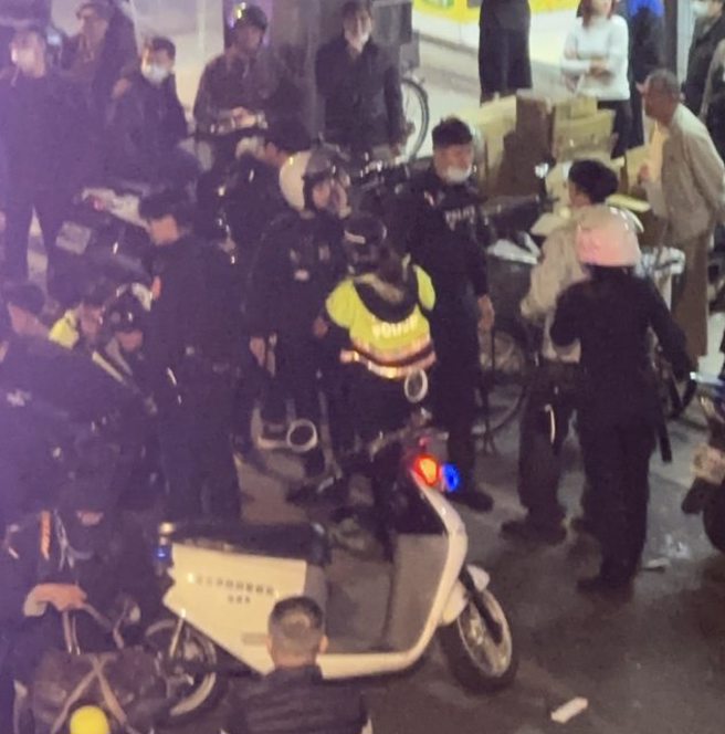 雙方發生械鬥，轄區警方獲報到場阻止，隨後帶人回去調查。（圖/翻攝PTT）