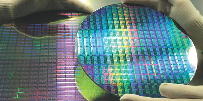 随AI、高效运算等领域对半导体需求增加，全球半导体设备市场规模有望在今年增至1,000亿美元，年增率估近14％，有助挹注企业营收，带动股价先行反应。图／美联社