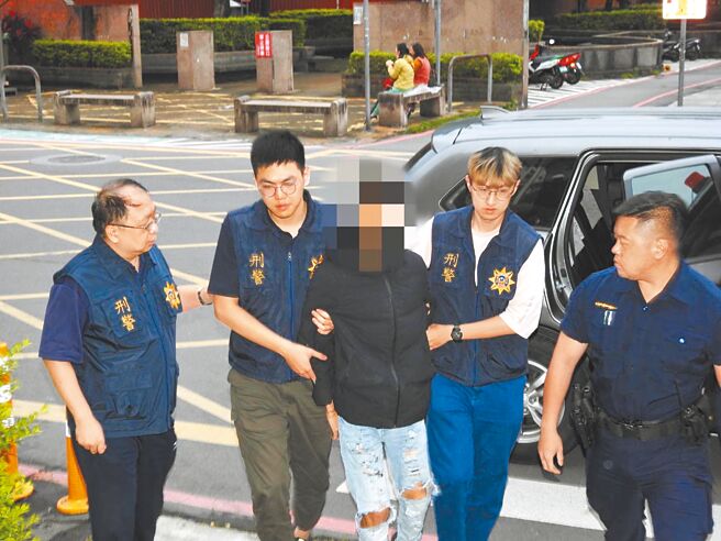 少年染黑、涉诈频传，15岁朱姓少年（中）与2名未成年共犯去年持空气枪，对新北某当铺开枪，检方查出是因黑帮为了诈欺赃款黑吃黑而结怨。（警方提供／蔡雯如新北传真）