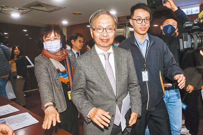 衛福部長薛瑞元（中）今將赴立法院專案報告，剴剴虐兒案相關檢討卻僅用2頁帶過，讓在野立委大為光火。（本報資料照片）